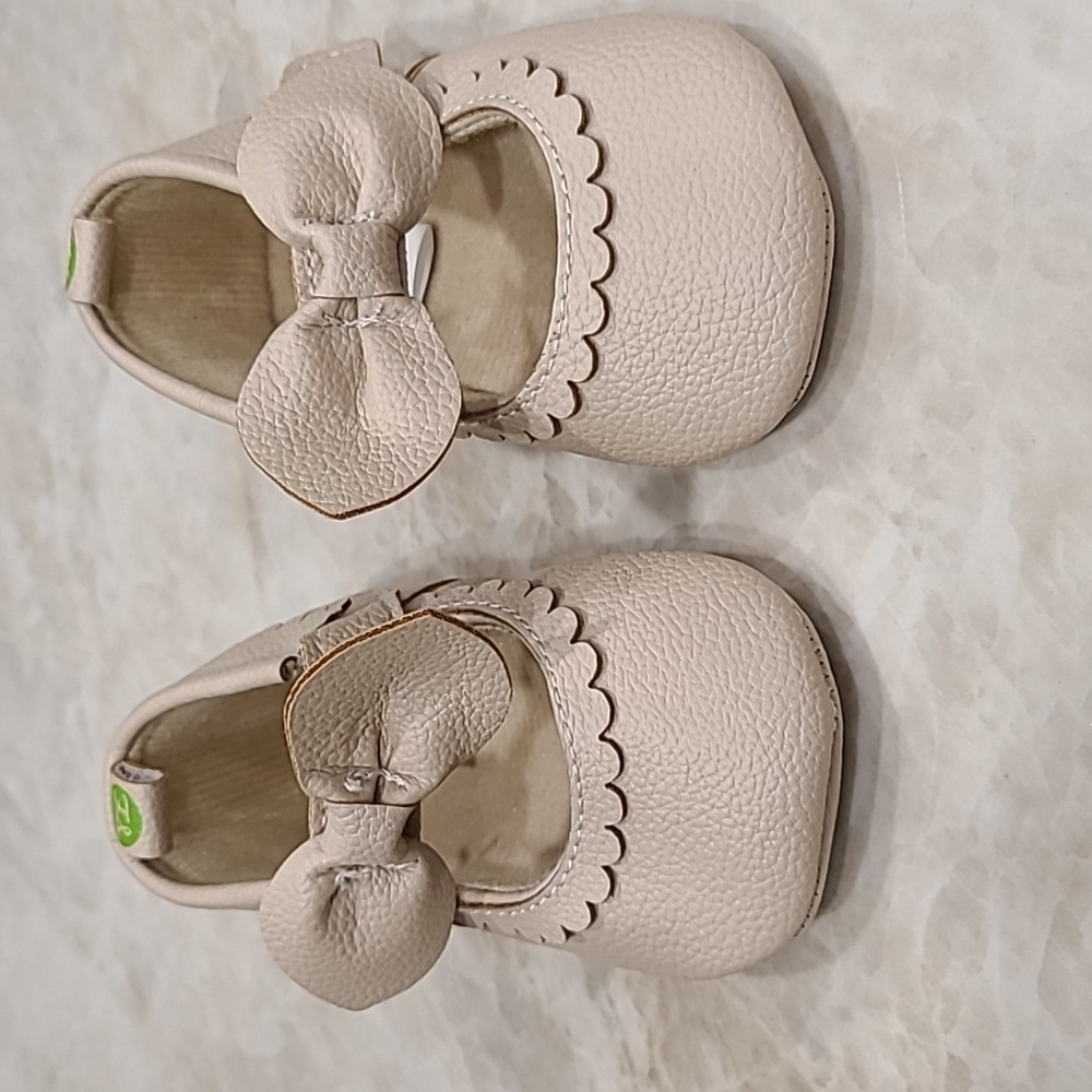 NWOT First Steps Infant Shoes Soft soles Beige Bow Size 3 6-9m